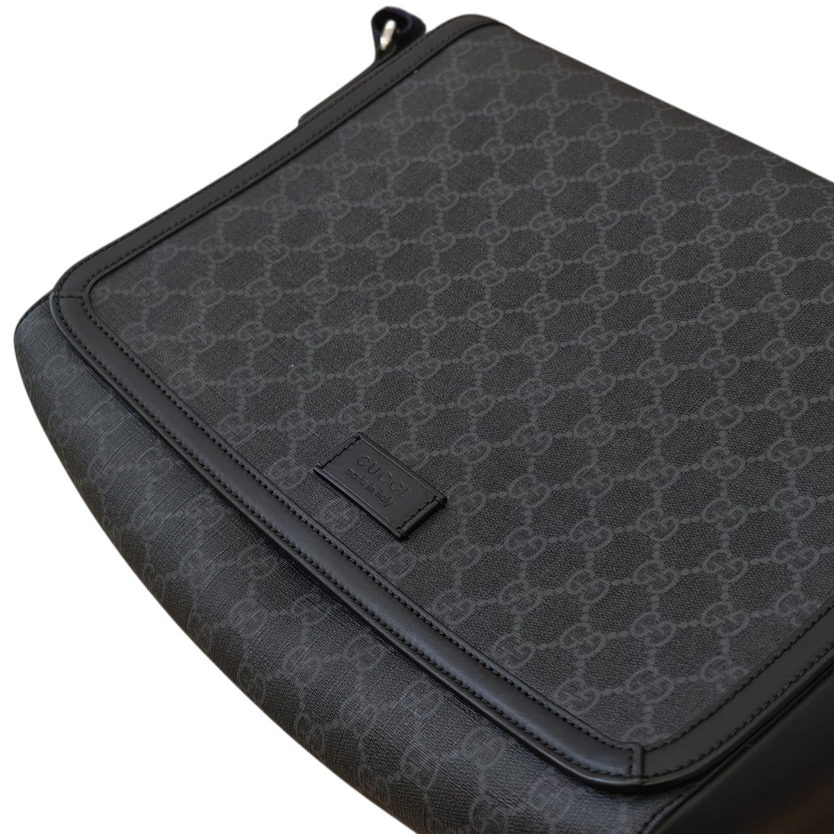 Gucci GG Supreme Flap Messenger