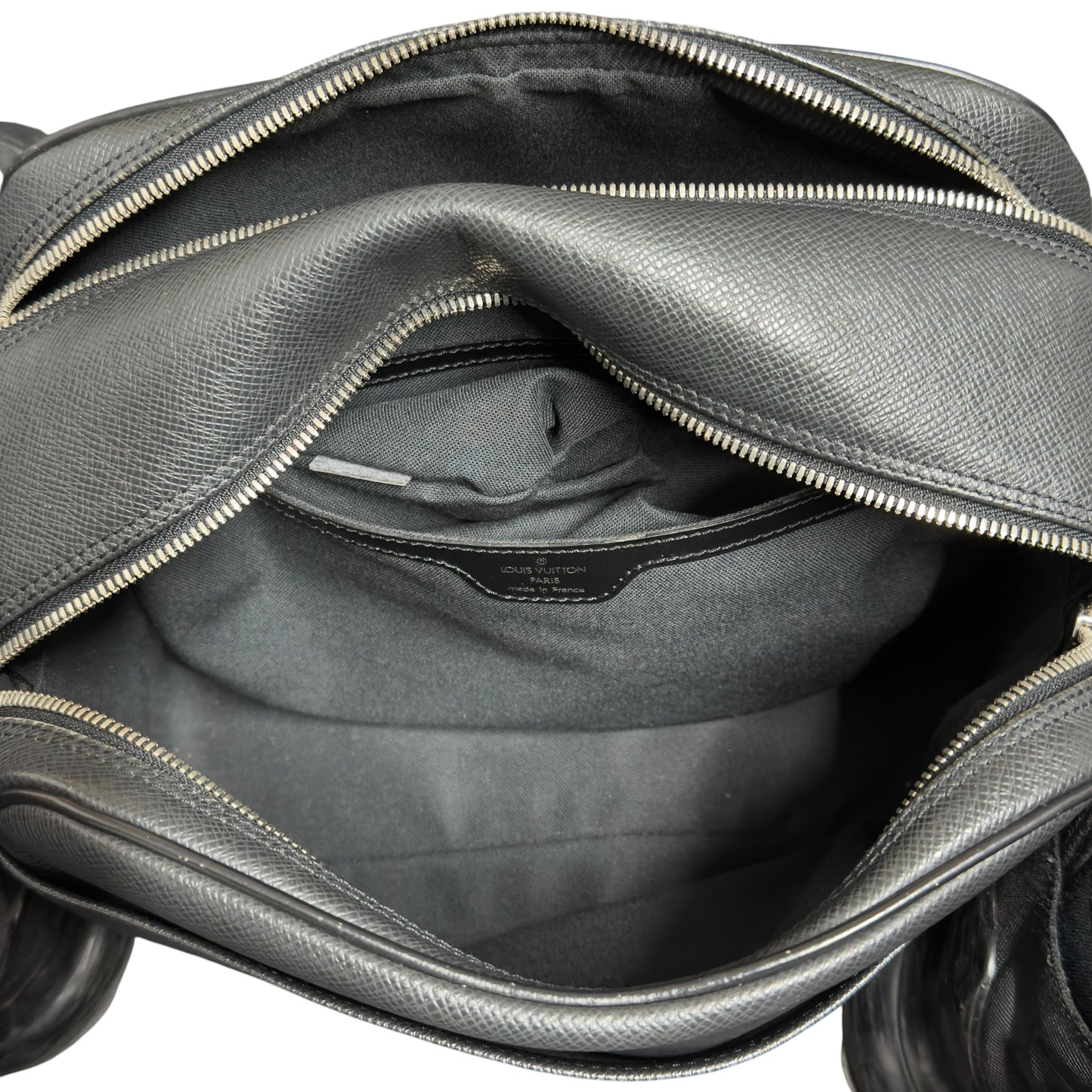 Louis Vuitton Taiga Reporter PM (Model M30152)
