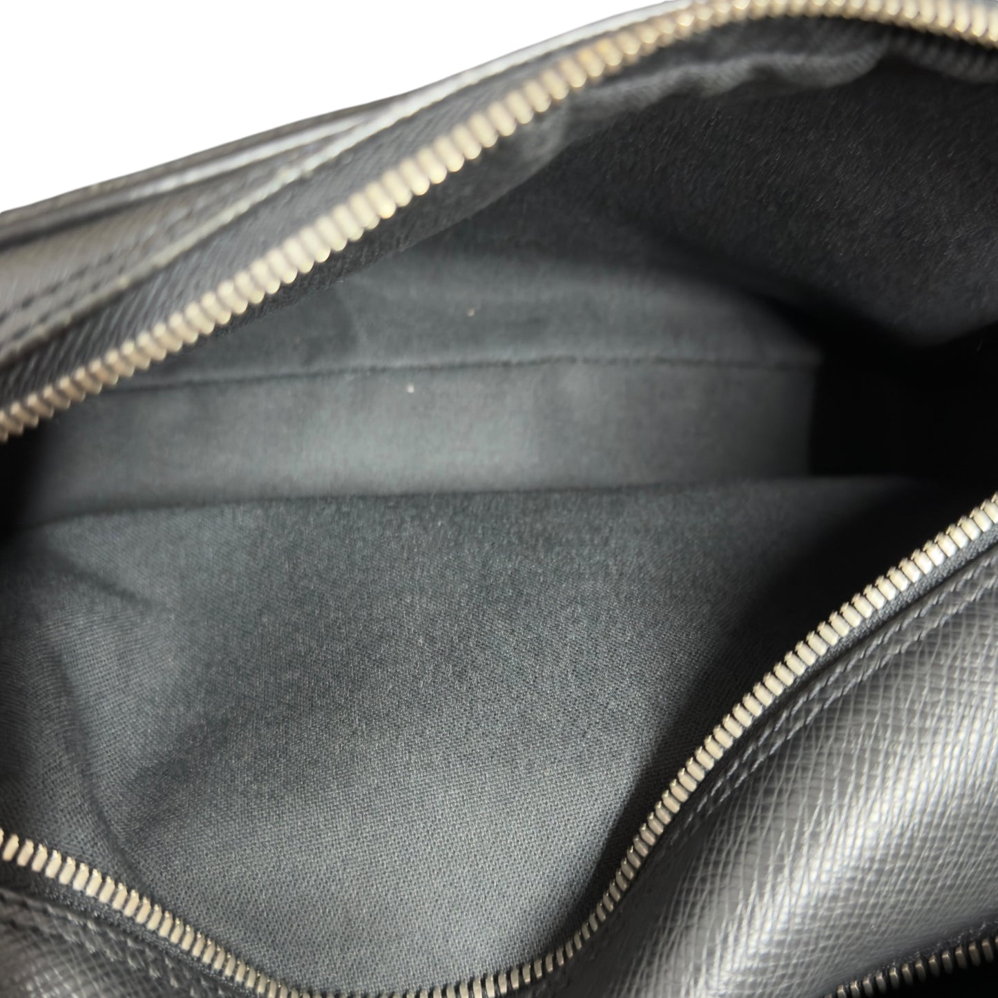 Louis Vuitton Taiga Reporter PM (Model M30152)