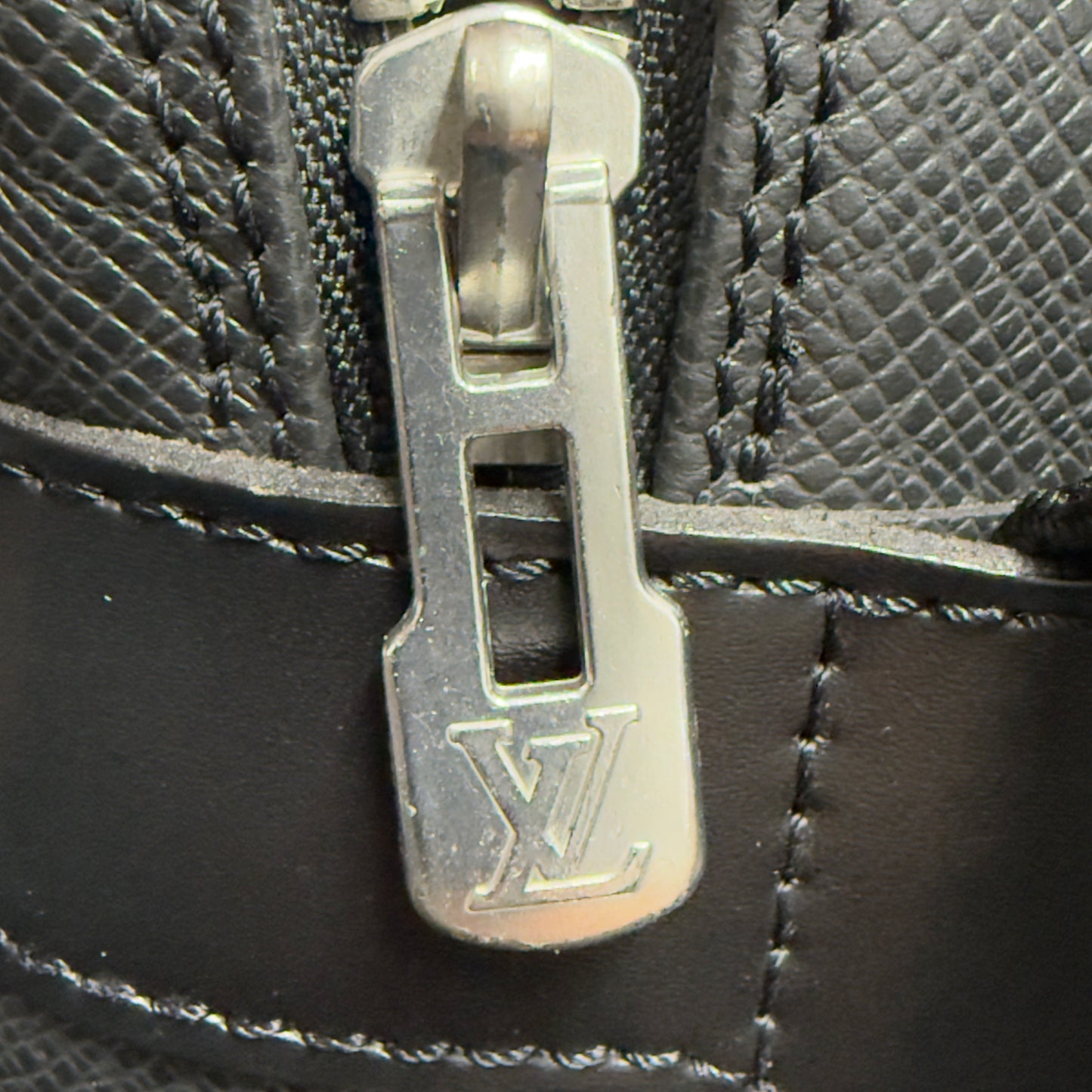 Louis Vuitton Taiga Reporter PM (Model M30152)