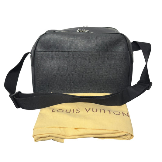 Louis Vuitton Taiga Reporter PM (Model M30152)