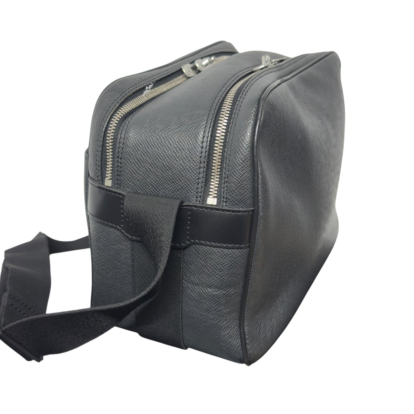 Louis Vuitton Taiga Reporter PM (Model M30152)