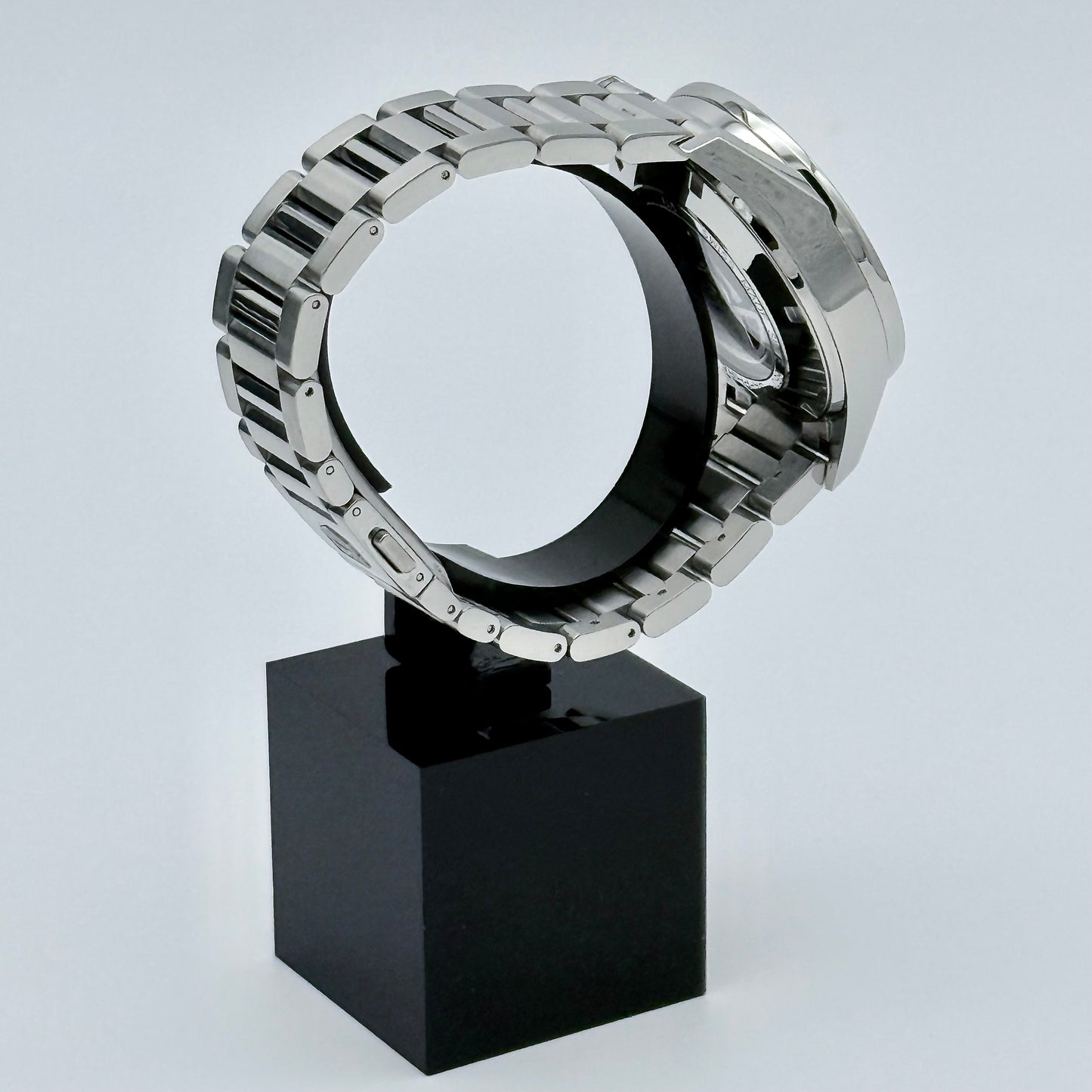 **SOLD** Tag Carrera Calibre 16 Day Date CAV2A1R.BA0799. 2021 Model