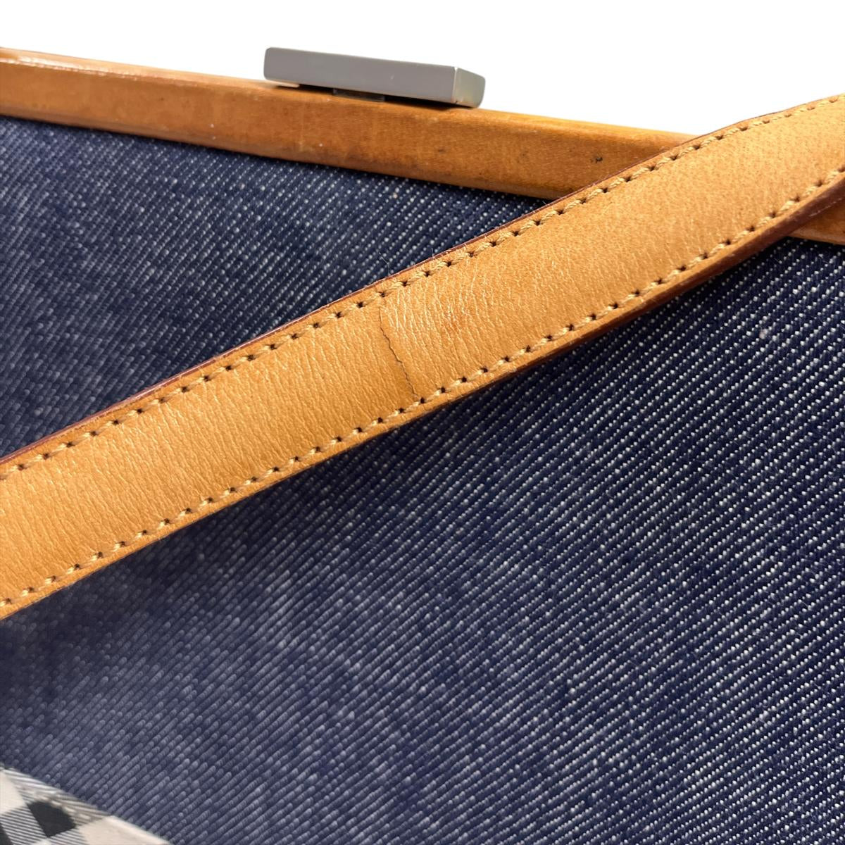 Burberry London Style: Vintage Frame